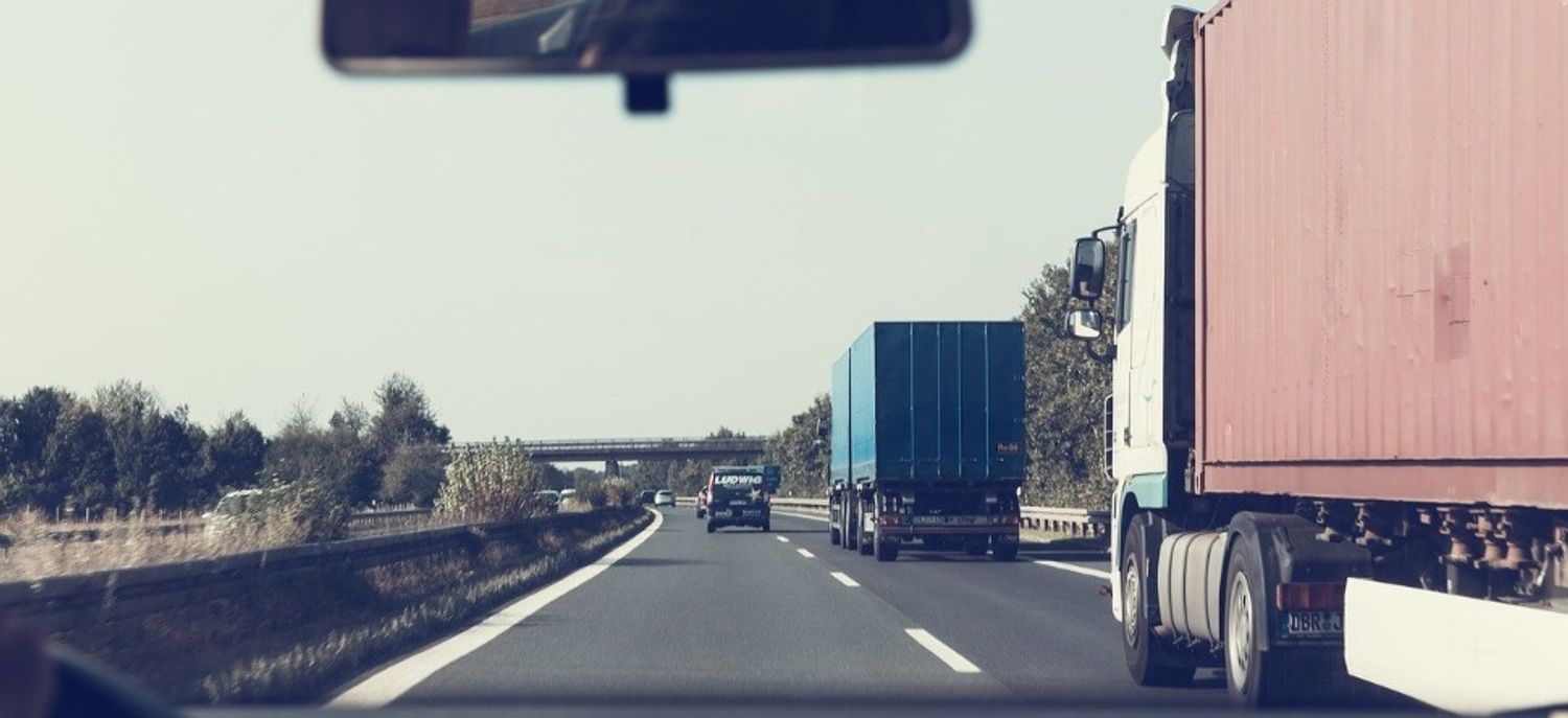 Des camions sur une autoroute - image d'illustration