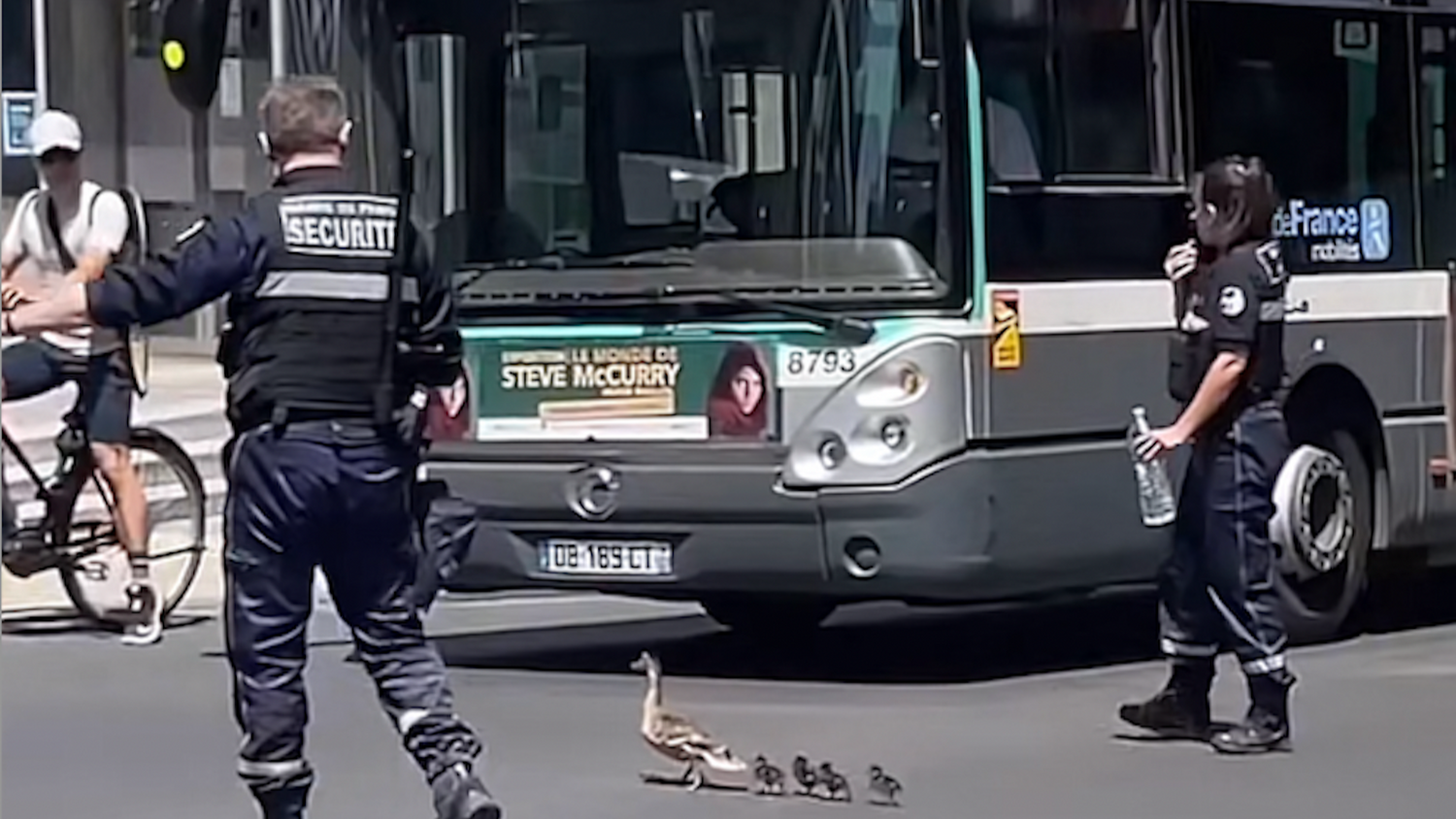 Instant mignon : des policiers parisiens escortent une maman et ses...