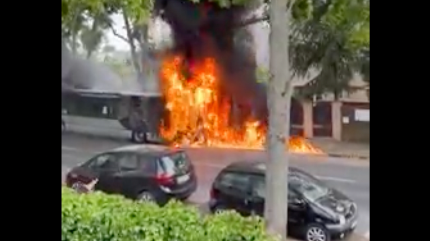 Un bus en feu à Rueil-Malmaison (vidéo)