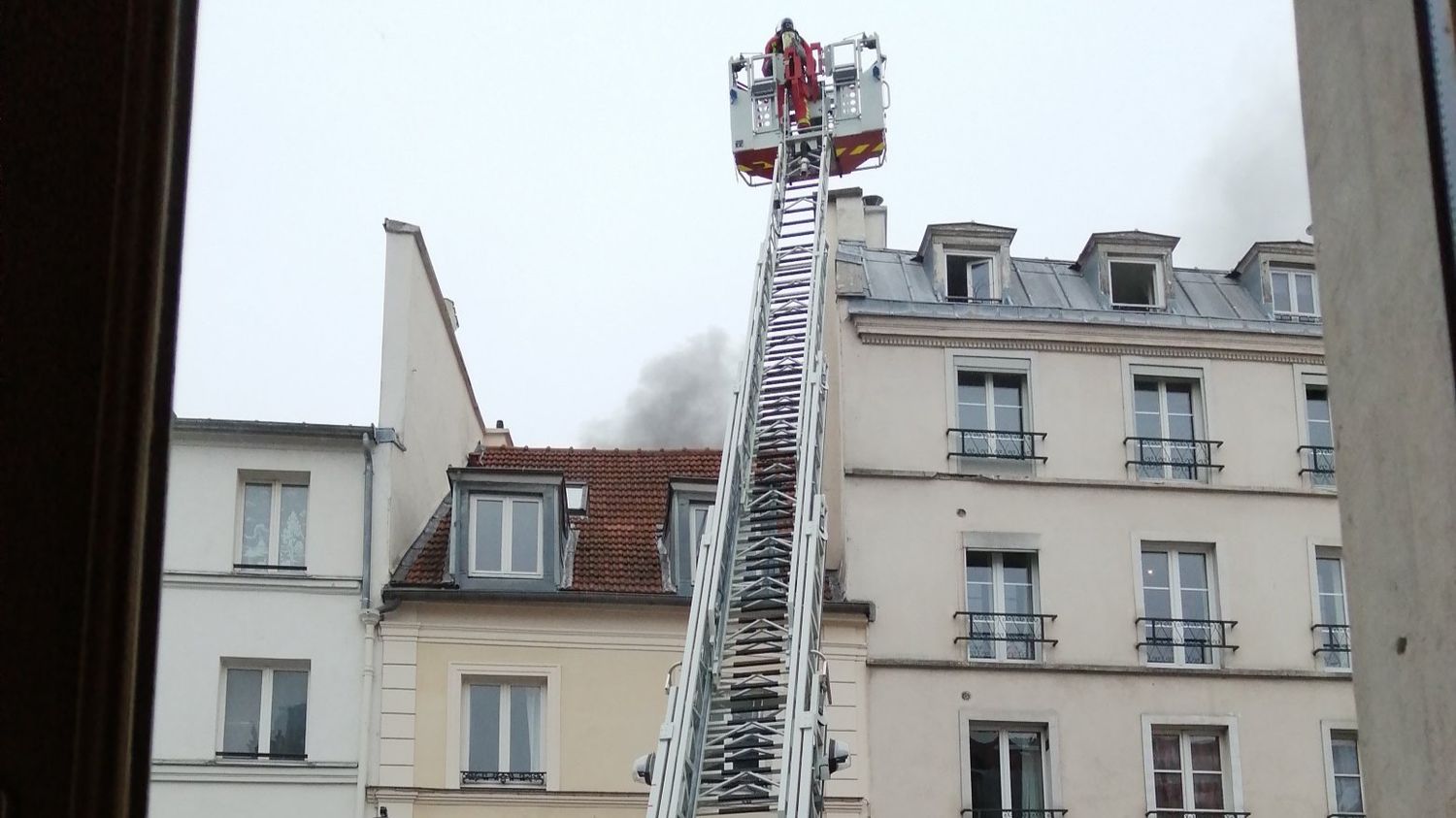 Paris : 2 blessés dans un incendie après l’explosion d’une batterie...