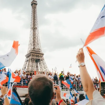 Paris célèbre les un an de la cérémonie d’ouverture des JO de Paris...
