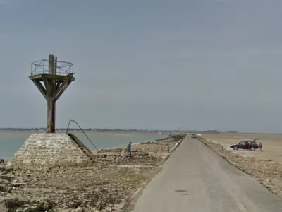 Passage du Gois : une voiture encerclée par la marée montante