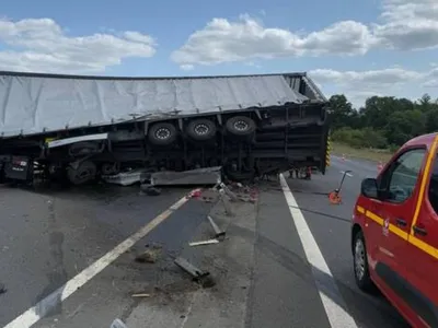 Choc entre deux poids lourds sur la RN24 : la circulation coupée...