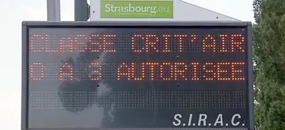 Un panneau autorisant les véhicules équipés de vignette à circuler lors d'un épisode de pollution