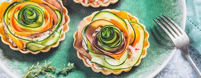 Tartelettes en fleurs : aubergine, courgette, jambon de parme