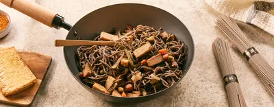 Wok de nouilles soba au tofu