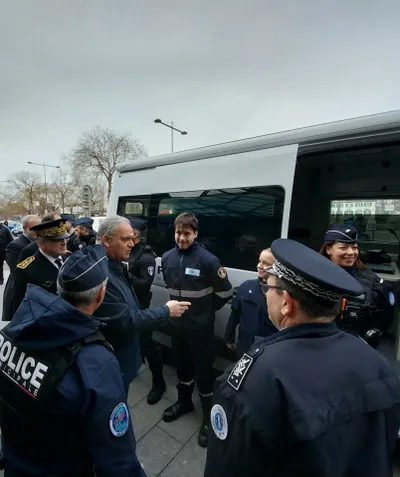 François-Noël Buffet devant l'unité mobile anti-fraude documentaire à Mulhouse