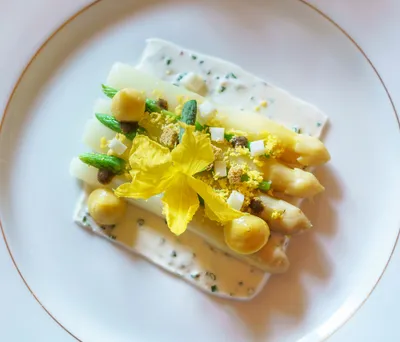 Asperges blanches et œufs mimosa aux deux mayonnaises d’Alsace