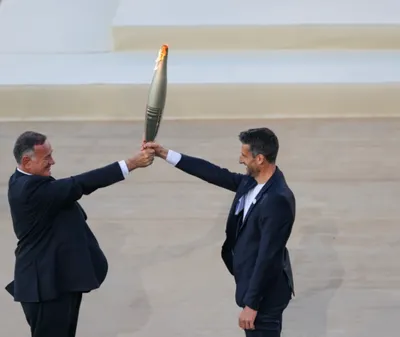 La flamme olympique est passée dans les mains françaises