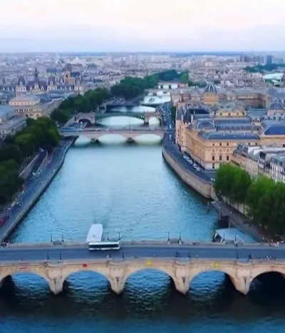 Paris 2024 : des tentatives de coloration de la Seine avec un colorant bleu