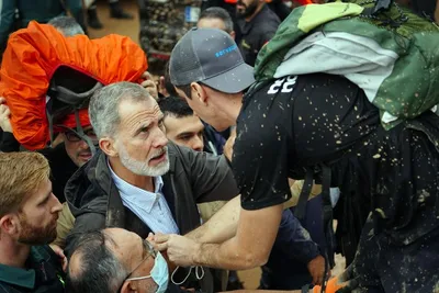 Inondations en Espagne : la foule jette de la boue au visage de Felipe VI