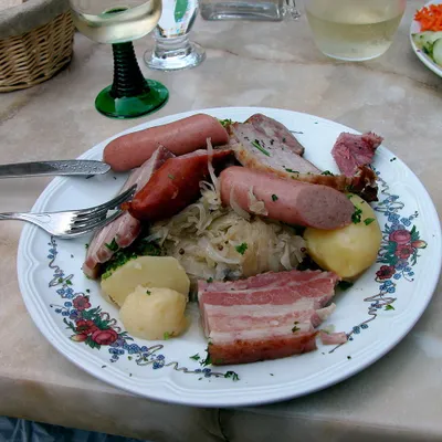 assiette choucroute alsace service Obernai wikimedia commons