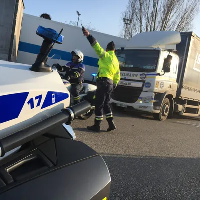 contrôle camions poids lourds CRS police motard