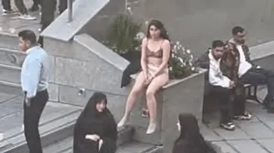 Iran : les images virales d'une étudiante en sous-vêtements devant son université