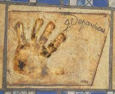 8/04/23 : CANNES : les empreintes de mains de Gérard Depardieu entourées de fils barbelés