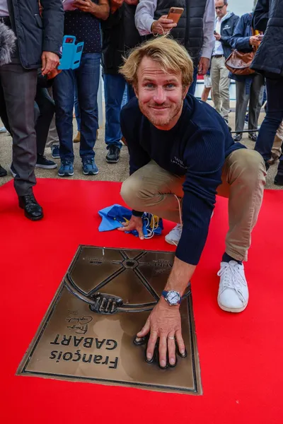 Le navigateur François Gabart a immortalisé ses empreintes hier après-midi au port Canto à Cannes.