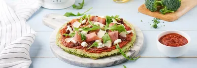 Pizza healthy: pâte au brocoli, ricotta et jambon cru