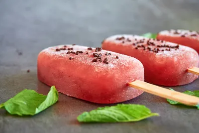 Bâtonnets glacés aux fruits rouges et purée d'amande