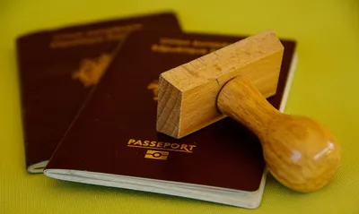 Le ministre de l'Intérieur veut durcir les règles pour obtenir la nationalité française