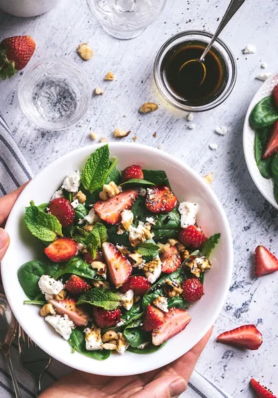Salade de mâche, fraises, féta, menthe