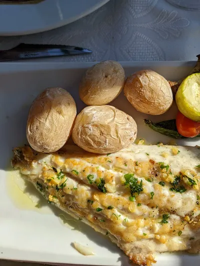 Plie grillée au beurre de citron et ail, tomates et pommes de terre grillées