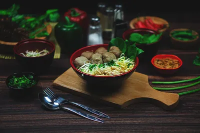 Boulettes de viande épicées et nouilles asiatiques