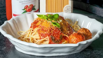Spaghetti, sauce tomate et boulettes polpettes