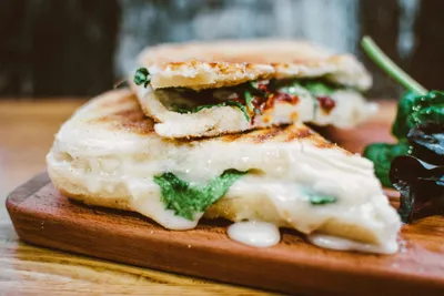 Sandwich au pesto d’épinards maison et poulet