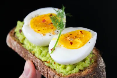 Toast à l'avocat et œuf mollet
