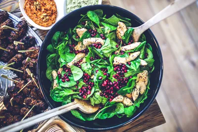 Salade d'épinards et blancs de poulets marinés
