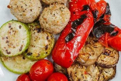 Boulettes de viande et légumes braisés