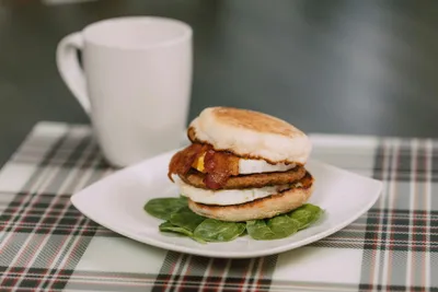 Sandwich anglais pour le brunch à la saucisse, œuf et bacon