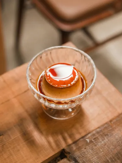 Flan au caramel parfumé à l'orange