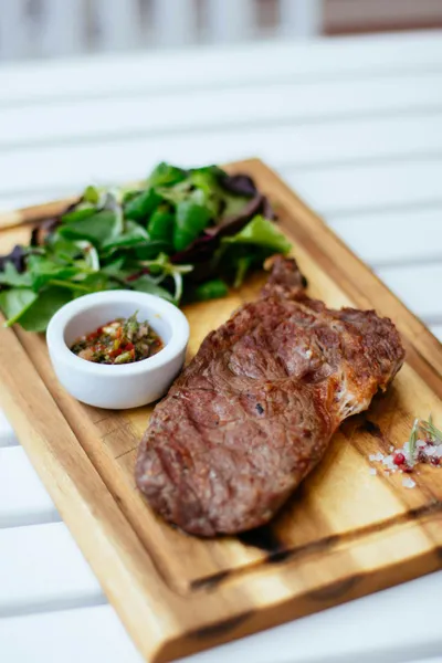 Entrecôtes grillées sauce vierge