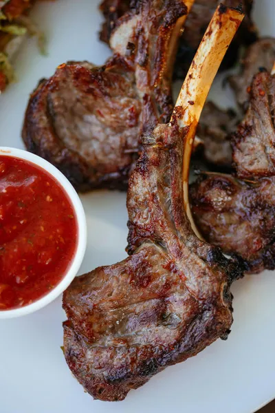 Côtelettes d'agneau au barbecue 