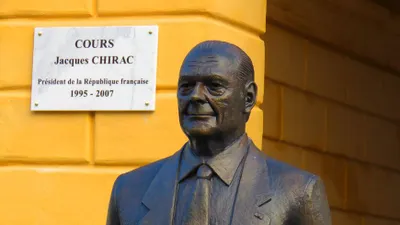 29/12/22 : NICE : La statue de Jacques Chirac taguée avec une inscription royaliste