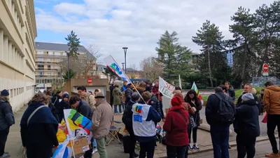 Minutes de silence pour la surveillante poignardée à mort en...