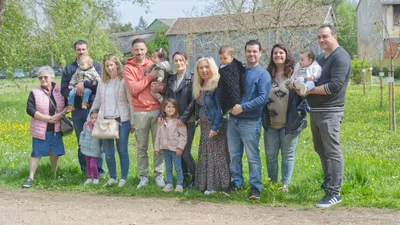 Enfant et arbre unis pour la vie à Illiers-Combray