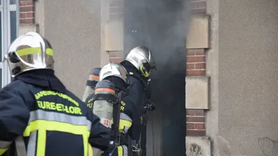 L'étage et la toiture d'une maison ravagés par un incendie