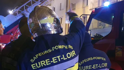 Dix véhicules et une habitation en feu