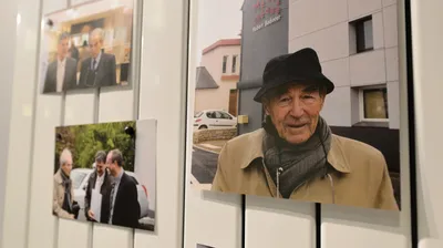 Badinter entre au Panthéon, en présence d'une classe de Liffré
