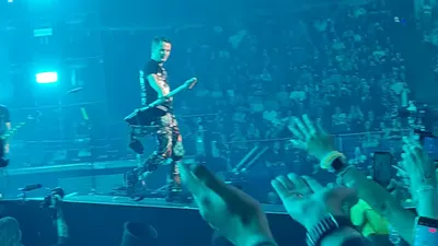 Matt Bellamy casse sa guitare sur scène et offre les morceaux à un...