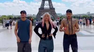 Karol G s’ambiance devant la tour Eiffel