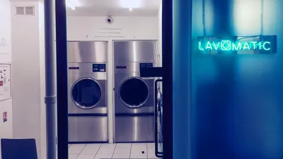 Le LAVOMATIC, un bar caché dans une laverie !
