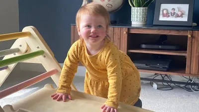 Opal, 18 mois, est la plus jeune Britannique à retrouver l’ouïe...