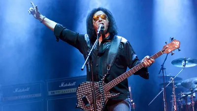 Devenir l’assistant de Gene Simmons pour 12 000 $ ? Les...