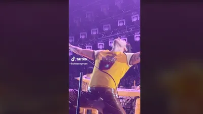 Harry Styles craque son pantalon concert (VIDEO)