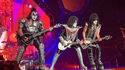 Après leur ultime concert, Kiss présente les avatars qui les...