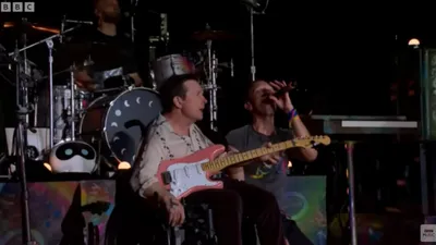 Coldplay rejoint sur scène par Michael J. Fox de "Retour vers le...