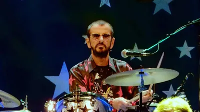 Ringo Starr scandalisé par les rumeurs affirmant que John Lennon ne...